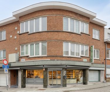 Bakery with studio and apartment for sale in Auderghem