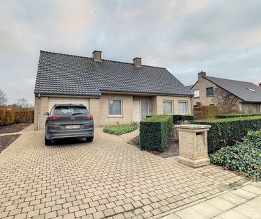 Gelijkvloerse woning met 2 kamers en tuin in Krombeke