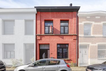 Te renoveren woning met 5 slaapkamers vlakbij Rivierenhof 