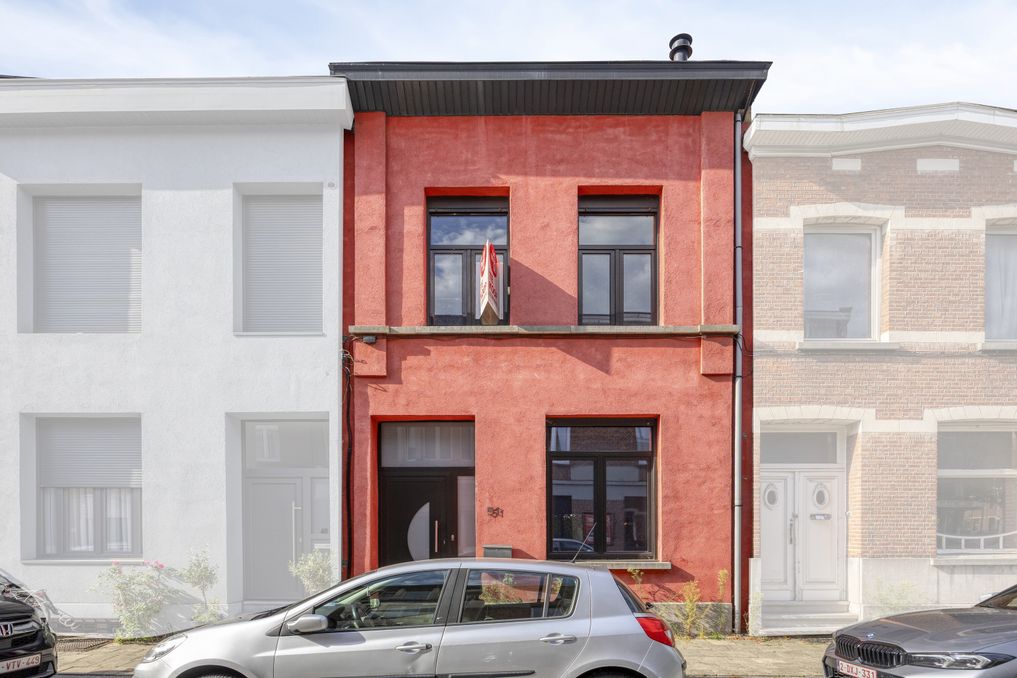 Te renoveren woning met 5 slaapkamers vlakbij Rivierenhof 