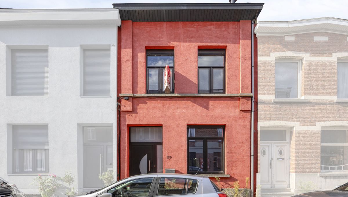 Te renoveren woning met 5 slaapkamers vlakbij Rivierenhof