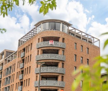 Appartement d'angle exclusif au bord de l'eau avec grande terrasse ensoleillée