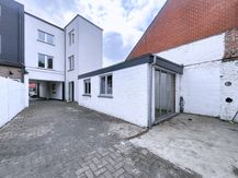 Huis met handelsgelijkvloers en atelier te koop in Adegem