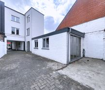 Huis met handelsgelijkvloers en atelier te koop in Adegem