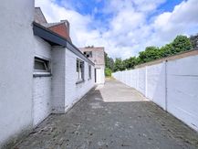 Huis met handelsgelijkvloers en atelier te koop in Adegem