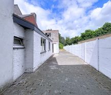 Huis met handelsgelijkvloers en atelier te koop in Adegem