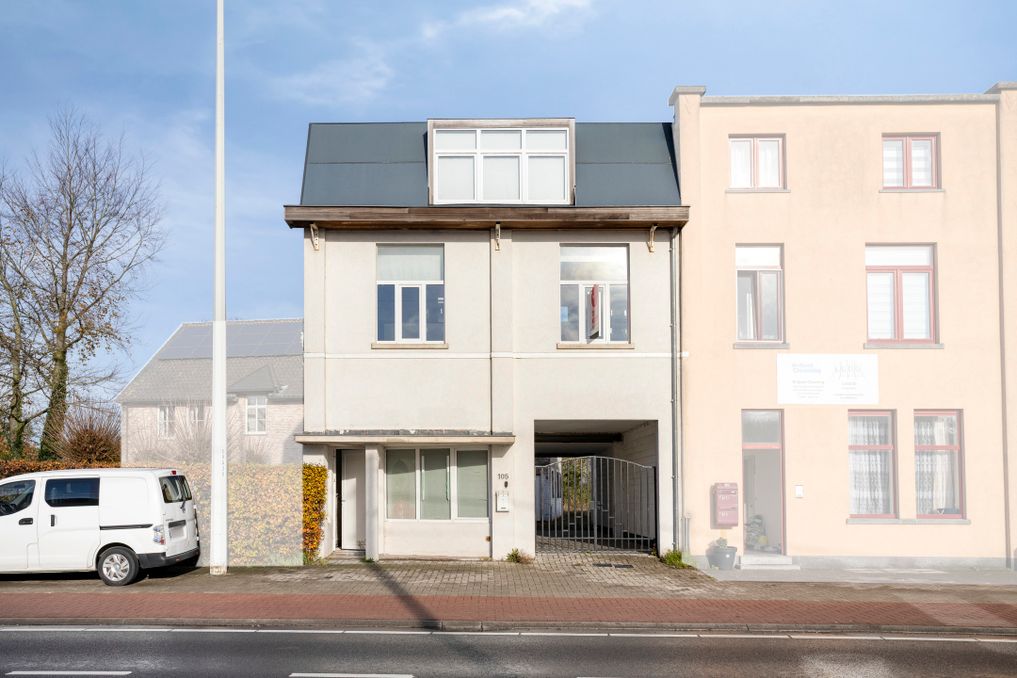 Huis met handelsgelijkvloers en atelier te koop in Adegem