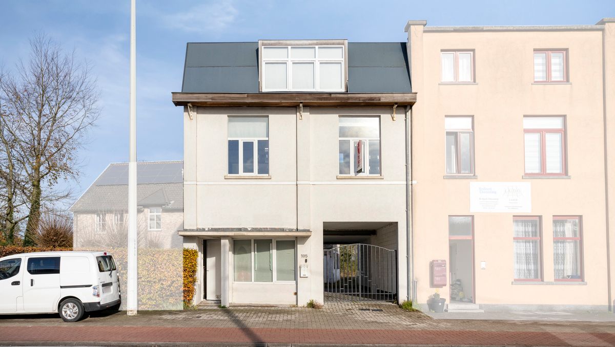 Huis met handelsgelijkvloers en atelier te koop in Adegem