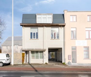 Huis met handelsgelijkvloers en atelier te koop in Adegem