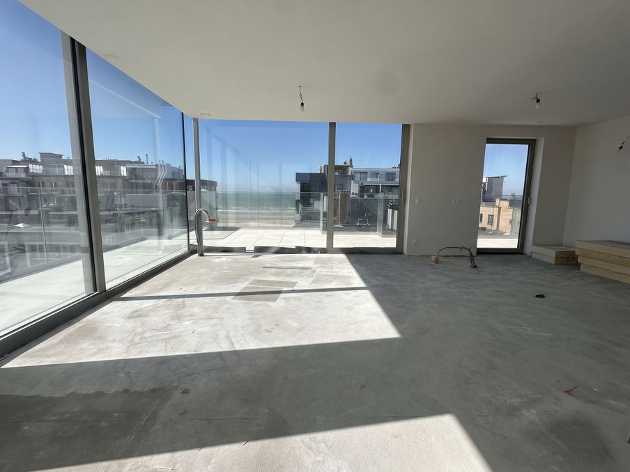 Exclusive 3-bedroom penthouse with frontal sea view!