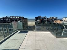 Exclusive 3-bedroom penthouse with frontal sea view!