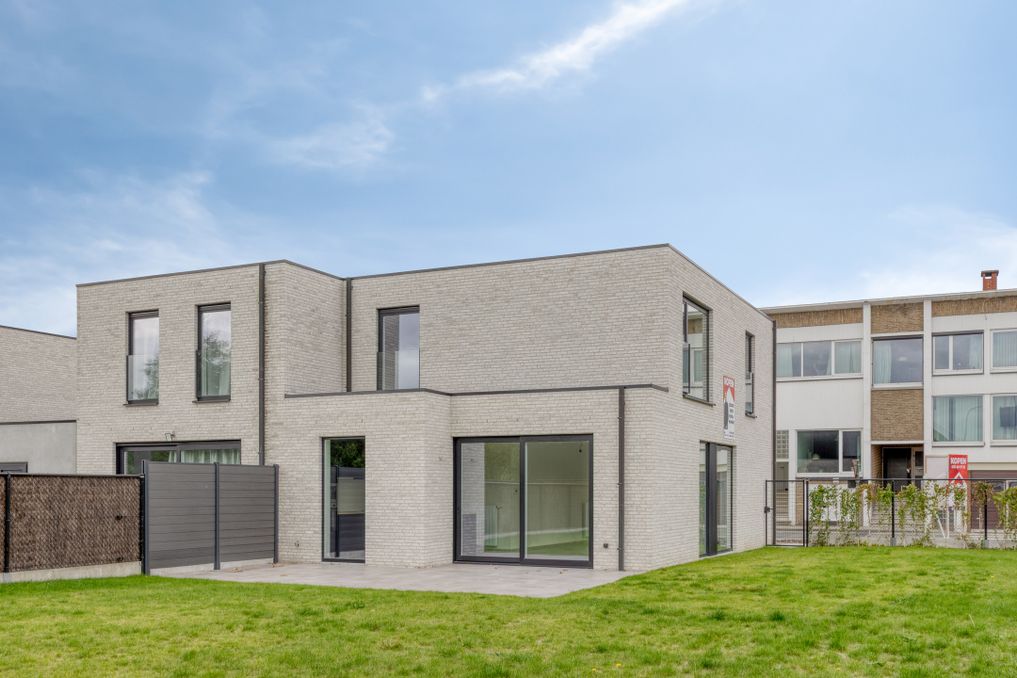Maison d'angle moderne avec 3 chambres et jardin à Izegem