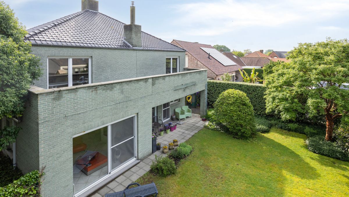 Ruime dokterswoning met praktijk te koop in Hoogstraten