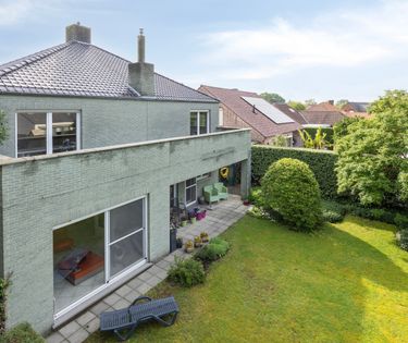 Ruime dokterswoning met praktijk te koop in Hoogstraten