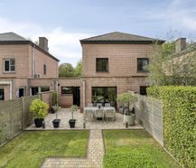 Huis met garage en tuin te koop in Sint-Amandsberg