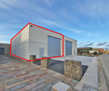 Magazijn (200 m²) te huur in Industriezone te Adegem.