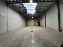 Magazijn (200 m²) te huur in Industriezone te Adegem.