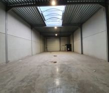 Magazijn (200 m²) te huur in Industriezone te Adegem.