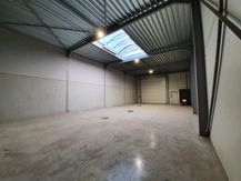 Magazijn (200 m²) te huur in Industriezone te Adegem.