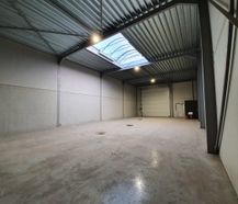 Magazijn (200 m²) te huur in Industriezone te Adegem.