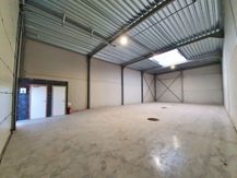 Magazijn (200 m²) te huur in Industriezone te Adegem.