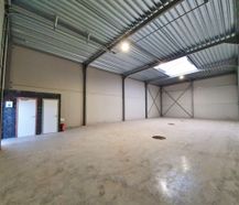 Magazijn (200 m²) te huur in Industriezone te Adegem.