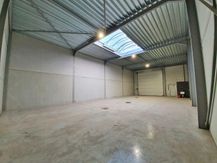 Magazijn (200 m²) te huur in Industriezone te Adegem.