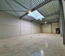 Magazijn (200 m²) te huur in Industriezone te Adegem.