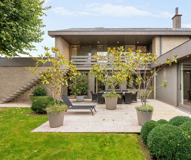 Uniek alleenstaand huis met diverse mogelijkheden te Izegem