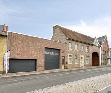 Magazijn van circa 1.285 m² met woning te koop in Bellegem
