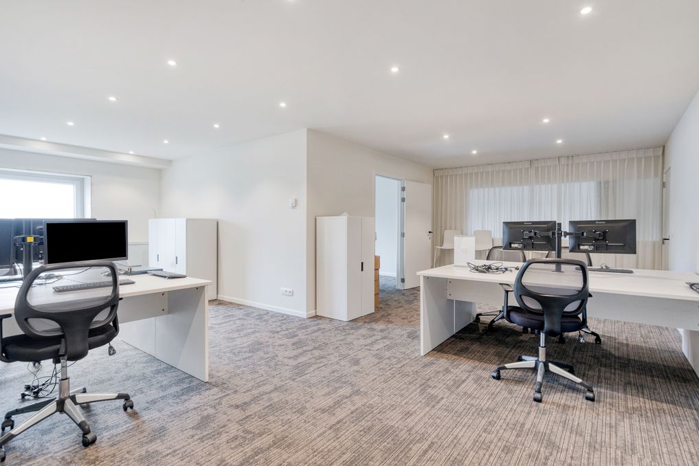 Kantoor van ca. 85m² met diensten in Intraxie te Rumbeke