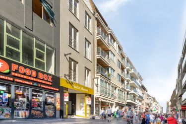 Ruim handelspand met magazijn en bovenliggend appartement 