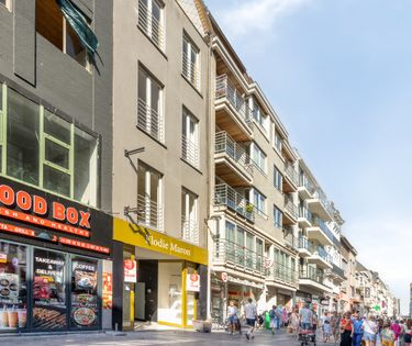 Ruim handelspand met magazijn en bovenliggend appartement