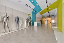 Ruim handelspand met magazijn en bovenliggend appartement 