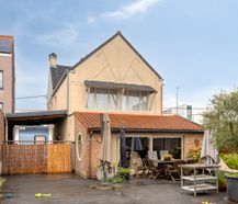 Ruime gezinswoning met 4 slaapkamers te koop in Kortrijk.