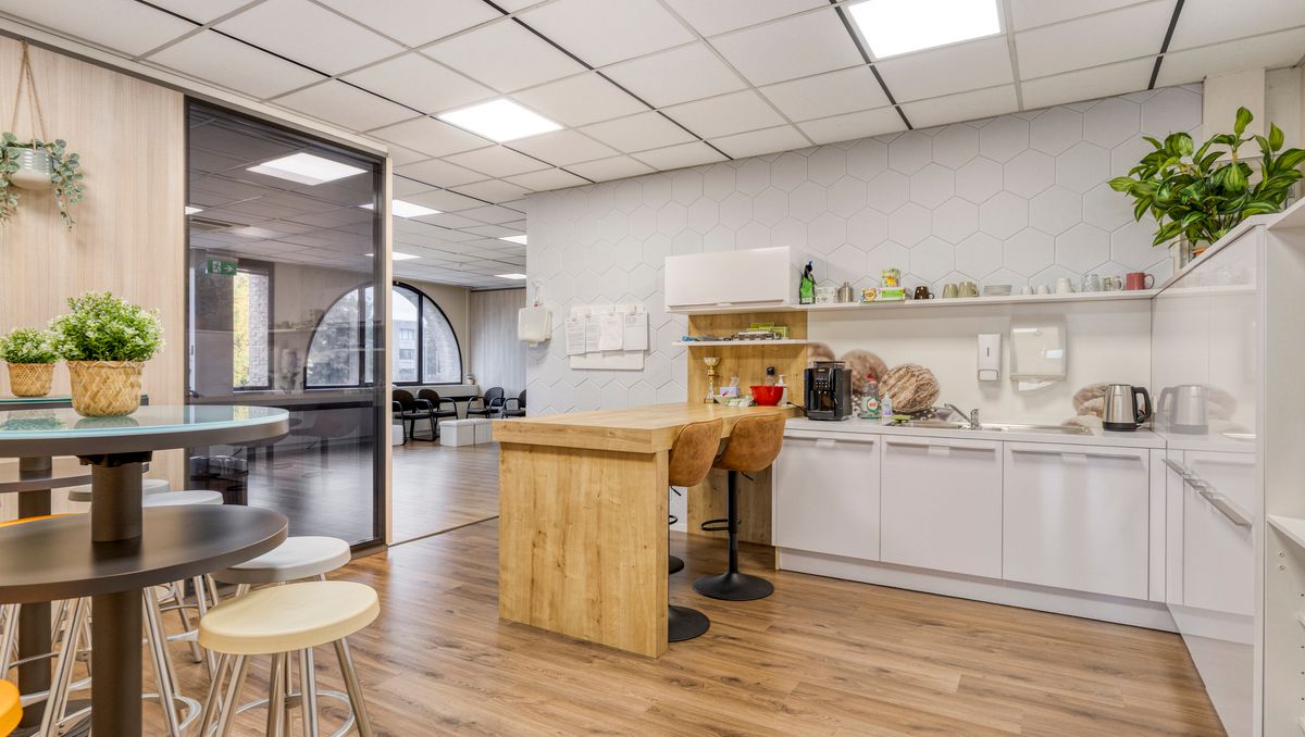 Rented office with 6 spaces for sale in Zaventem