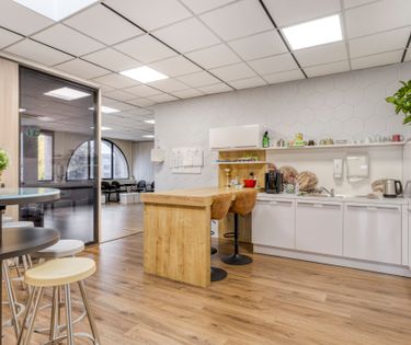 Rented office with 6 spaces for sale in Zaventem