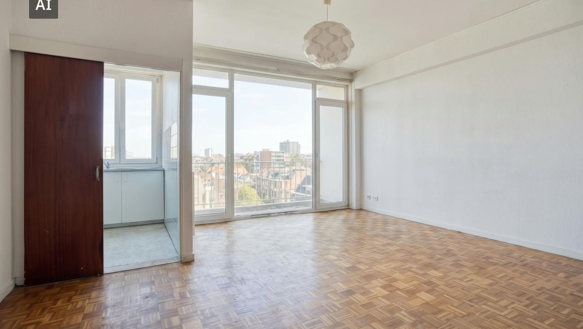 Op te frissen studio met terras te koop in Antwerpen centrum