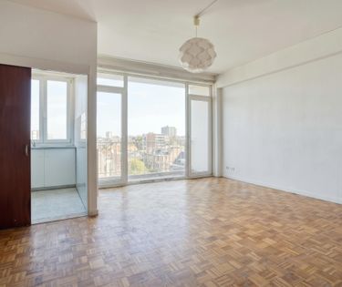 Op te frissen studio met terras te koop in Antwerpen centrum