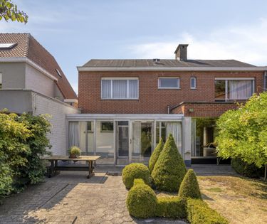Solide huis met 4 slaapkamers, tuin, garage en kapel te koop