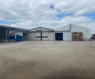 Verschillende frigo loodsen te huur per kist in Lo