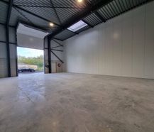 Ruime opslagloods (162 m²) te huur in Nieuwpoort