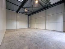 Ruime opslagloods (162 m²) te huur in Nieuwpoort