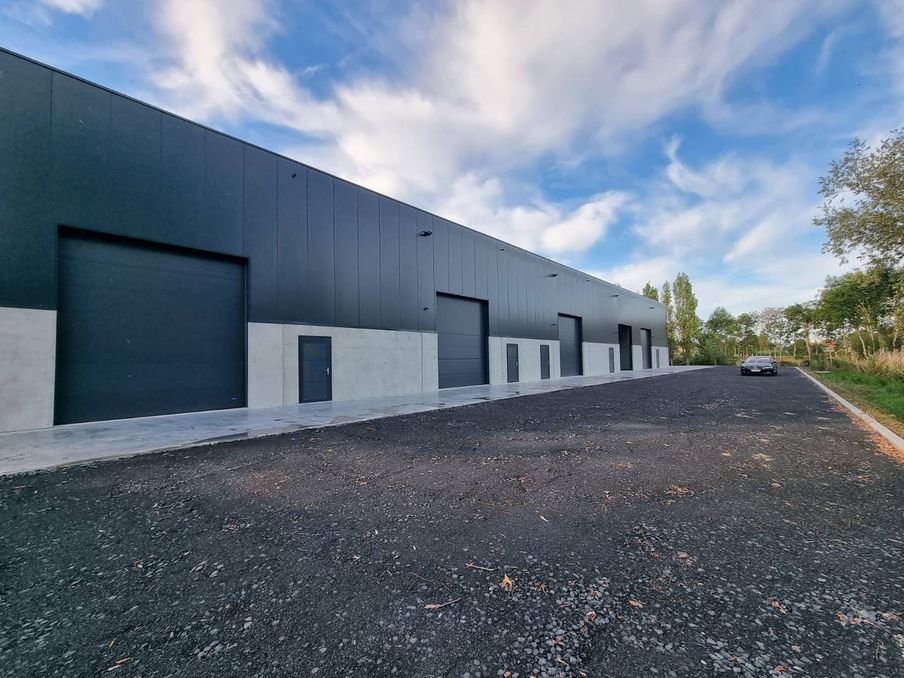 Ruime opslagloods (162 m²) te huur in Nieuwpoort