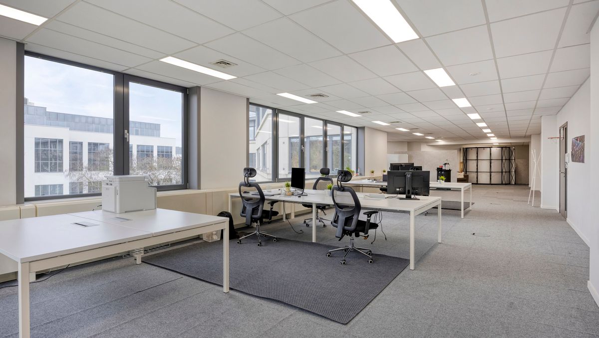 Bureau rénové avec 6 places de parking à vendre à Zaventem
