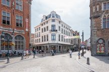 Lichtrijk en stijlvol appartement aan de markt van Brugge te huur 