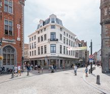 Lichtrijk en stijlvol appartement aan de markt van Brugge te huur