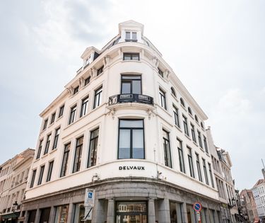 Lichtrijk en stijlvol appartement aan de markt van Brugge te huur