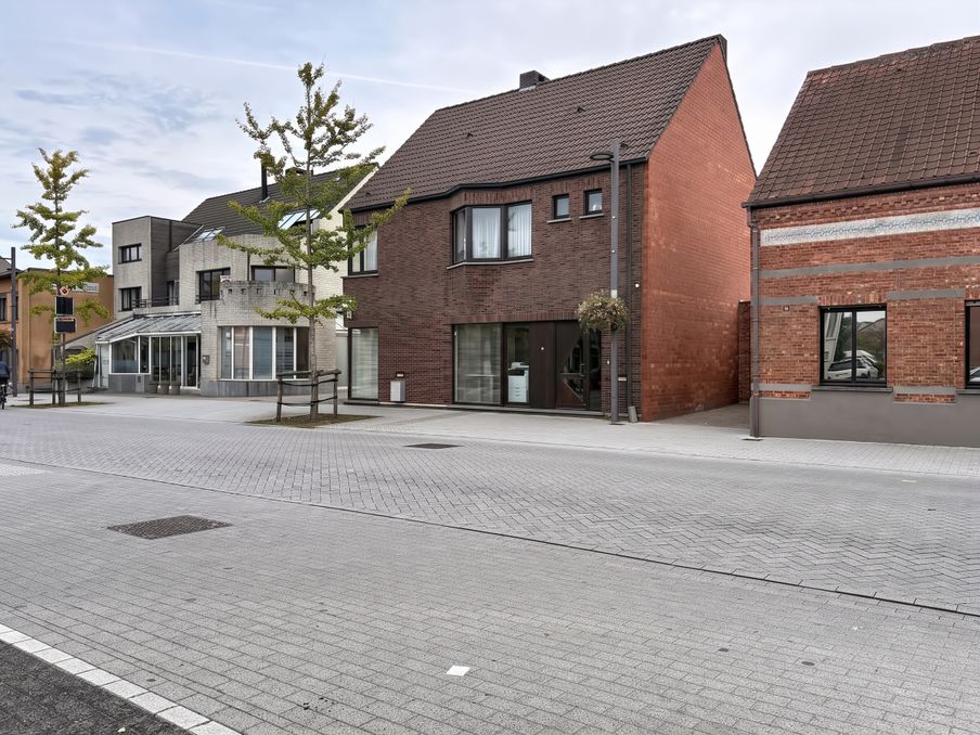 Handelspand/kantoorruimte te huur in centrum Kasterlee.
