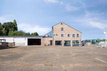 Immobilier commercial, entrepôt, duplex et terrain à Tienen